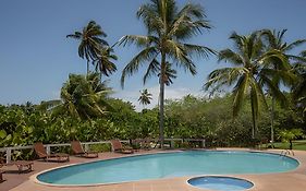 Em Frente A Praia De Taperapuan; Piscina; 1 Quarto; Wifi 300 Mbs; Estacionamento Gratuito 1 Veiculo