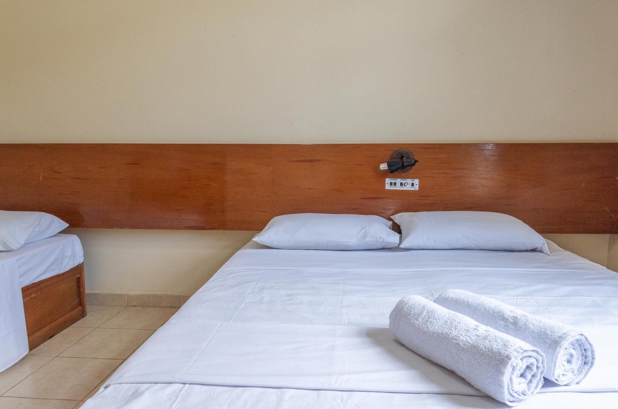 Em Frente A Praia De Taperapuan; Piscina; 1 Quarto; Wifi 300 Mbs; Estacionamento Gratuito 1 Veiculo Porto Seguro Exterior foto